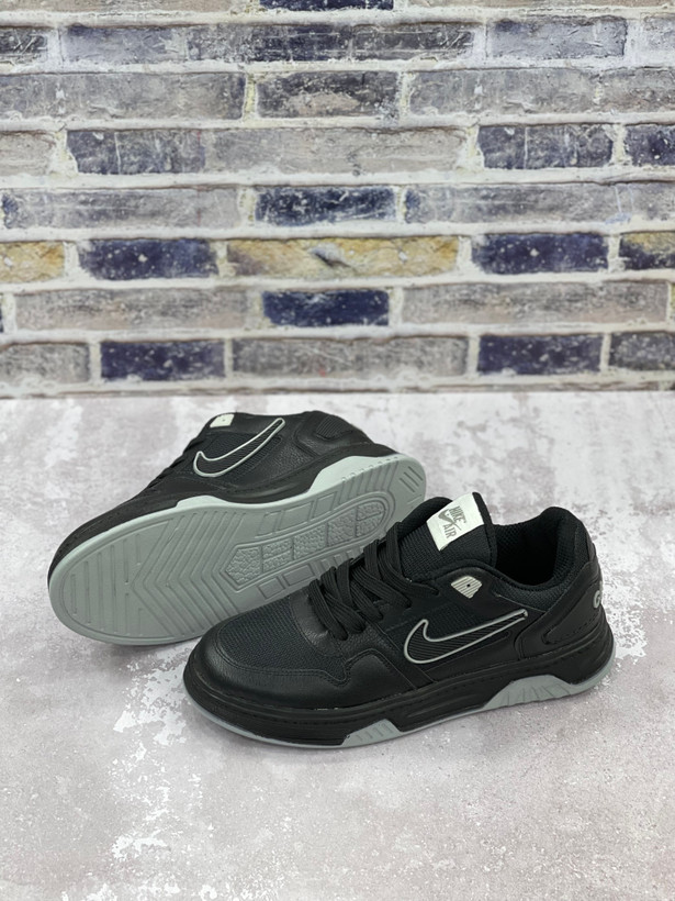 کتونی مردانه Nike Air با طراحی اسپرت، رویه مشبک و تنفسپذیر، زیره مقاوم و مناسب استفاده روزمره
