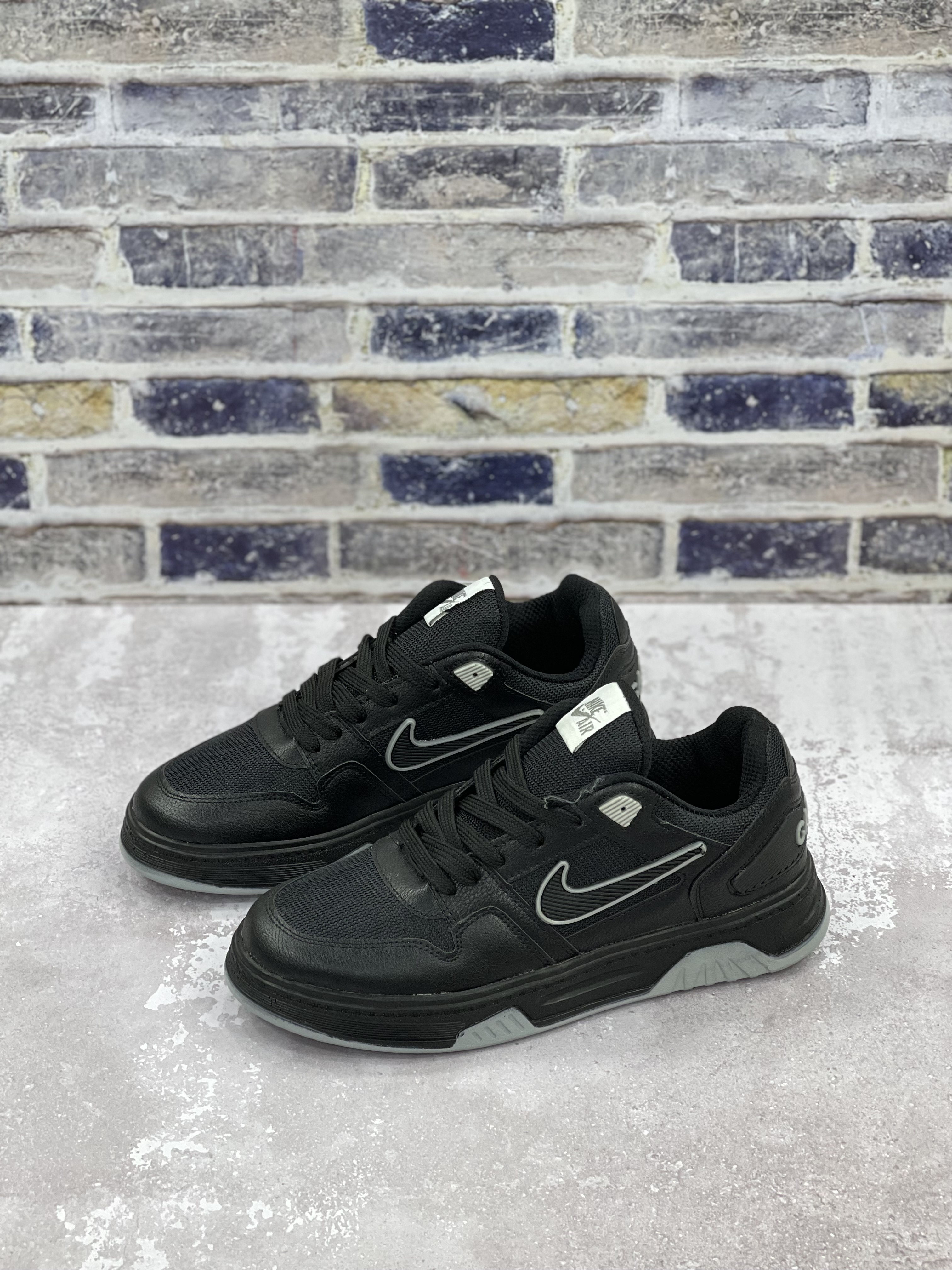 کتونی مردانه Nike Air با طراحی اسپرت، رویه مشبک و تنفس‌پذیر، زیره مقاوم و مناسب استفاده روزمره